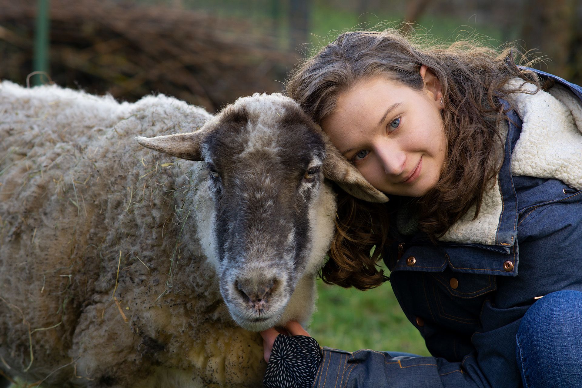 Mädchen mit Schaf Mädchen kuschelt mit Schaf